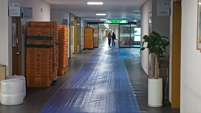 해양수산부가 8일부터 2주간 일정으로 부산 이전을 위한 본격 이사작업에 돌입한다. 7일 이사 준비로 한창인 정부세종청사 해수부 4층 복도 모습. 송현수 기자