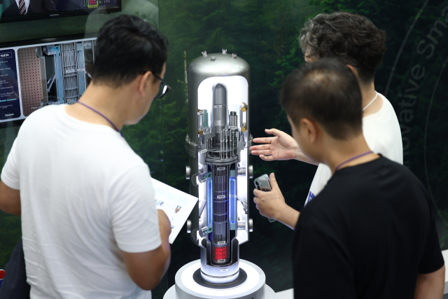 지난 10월 15일 서울 강남구 코엑스에서 열린 '스마트에너지플러스 2025'에서 관람객들이 소형모듈원전(SMR) 모형을 둘러보고 있다. 연합뉴스