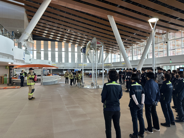 인천항 국제여객터미널 근무자 소화기 사용법 등 교육 모습. 인천항만공사(IPA) 제공