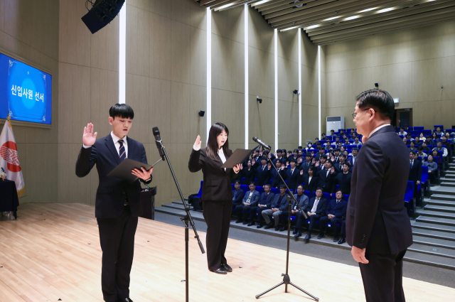 ‘2025년 하반기 신입사원 입사식’에서 신입사원 선서식을 진행하고 있다(오른쪽 권명호 동서발전 사장). 동서발전 제공