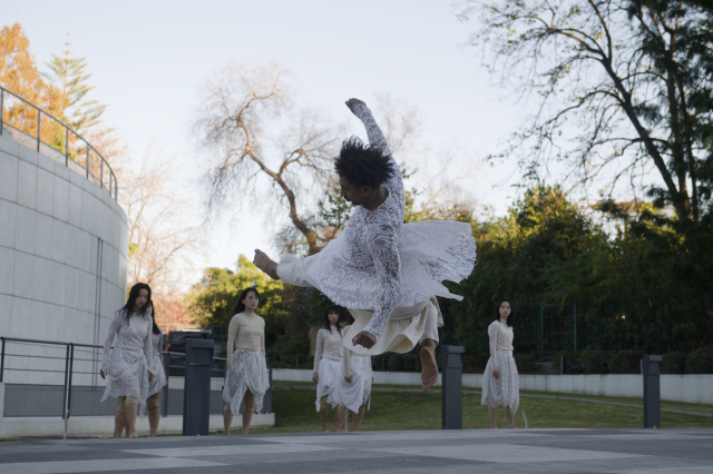 프랑스 니스의 아시아예술박물관에서 ‘장소 특정적’인 공연으로 '노 매터'(No Matter)를 선보이고 있다. 팔레 드 페스티벌(칸) 제공