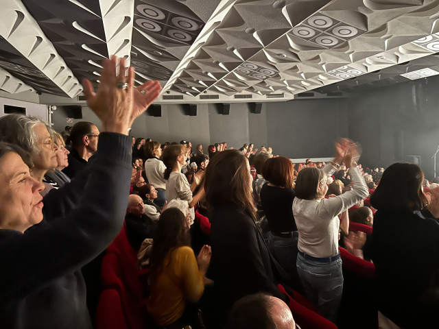 11월 30일 오후 에르베 쿠비 안무로 세계 초연한 '노 매터'(No Matter) 공연이 끝난 후 기립 박수를 치는 관객들 모습. 칸(프랑스)=김은영 기자 key66@
