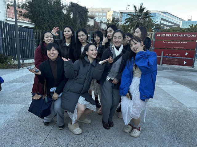 11월 29일 오후 프랑스 니스의 아시아예술박물관에서 ‘장소 특정적’인 공연으로 '노 매터'(No Matter)를 선보인 뒤 한국 무용수들이 부산국제무용제 신은주(앞줄 오른쪽에서 두 번째) 운영위원장과 유진숙(앞줄 왼쪽에서 첫 번째) 사무국장과 함께 단체 사진을 찍고 있다. 니스(프랑스)=김은영 기자 key66@