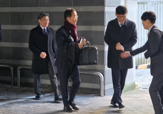 김호철 감사원장 후보자(왼쪽 두번째)가 8일 서울 종로구 금융감독연수원에 마련된 인사청문회 준비 사무실에 출근하고 있다. 연합뉴스