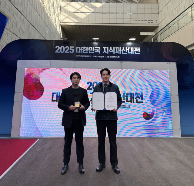 주성도 에코피스 본부장(왼쪽)과 이영두 한국동서발전 미래기술융합원 차장이 금상 수상 후 기념사진을 찍는 모습. 동서발전 제공