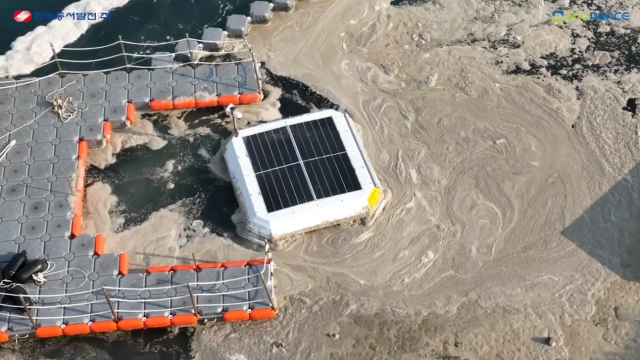 '2025 서울국제발명전시회'에서 금상을 수상한 이동식 거품제거 로봇이 현장에서 거품을 파쇄하며 제거 하고 있다. 동서발전 제공