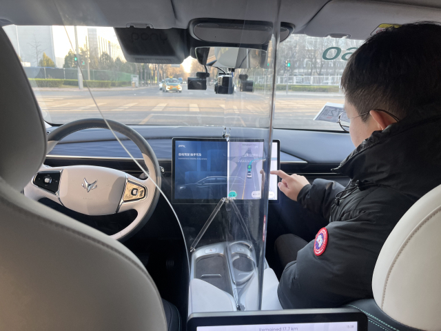 취재진이 탑승한 포니AI사의 7세대 택시 아크폭스가 현지 마취아오 시장을 주행하는 모습. 김준용 기자 jundragon@