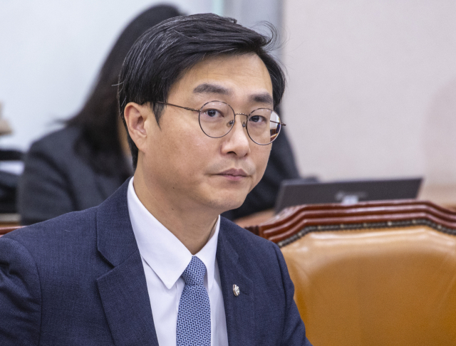 더불어민주당 장경태 의원이 8일 국회에서 열린 법제사법위원회 법안심사제1소위에 참석해 있다. 연합뉴스