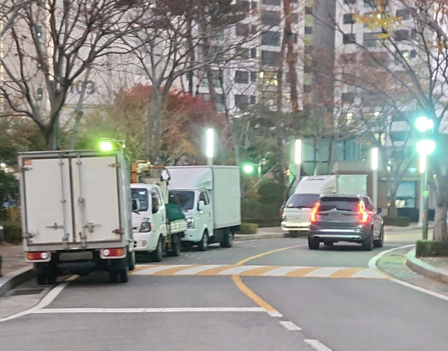부산 수영구 한 아파트에서 1t 트럭과 적재함이 탑재된 트럭(탑차) 소유 주민들이 주차장 이용 제한에 반발하며 집단 항의를 이어가고 있다. 독자 제공