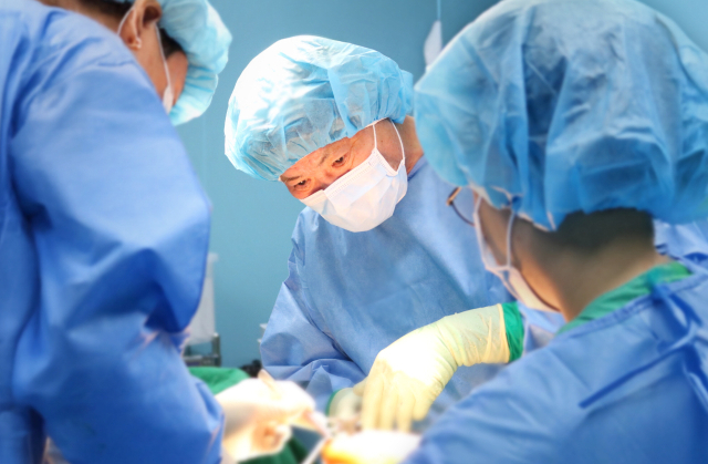 인공관절 치환술은 말기 퇴행성 관절염 환자가 가장 마지막에 선택하는 치료다. 마취와 수술에 따른 감염 리스크 등을 감안하고 수술 후 재활할 수 있는지 여부를 따져 수술을 결정하는 것이 좋다. 사진은 김인환 병원장 수술 장면. 부산고려병원 제공