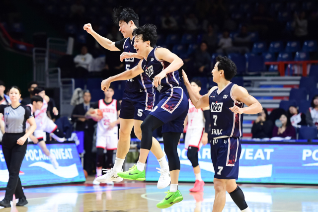 부산 KCC의 허훈(오른쪽), 허웅, 김동현이 지난 7일 부산 사직실내체육관에서 열린 2025-2026 프로농구 서울 SK와의 경기에서 승리를 확정지은 뒤 기뻐하고 있다. KBL 제공