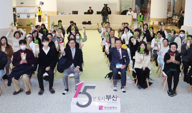 8일 부산시청 로비와 들락날락에서 진행된 ‘우리동네 15분도시 해피빌리지’ 행사 참석자들의 기념촬영 모습. 정종회 기자 jjh@