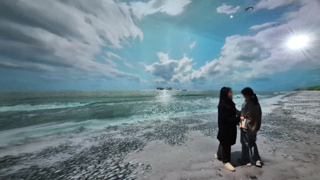 두 모녀가 경북 경주시에 최근 새로 문을 연 ‘플래시백 계림’의 ‘용이 지키는 바다’를 둘러보고 있다. 남태우 기자