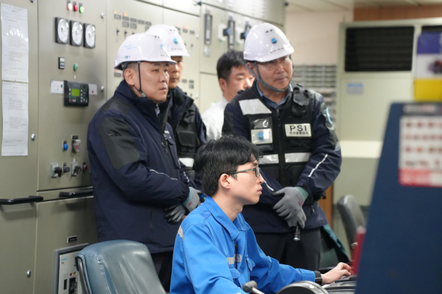 김준석 한국해양교통안전공단(KOMSA) 이사장(맨 왼쪽)이 지난 7일 제주~목포 카페리선 ‘퀸제누비아호’에 승선해 운항관리규정 이행 여부 등을 집중적으로 점검하고 있다. KOMSA 제공