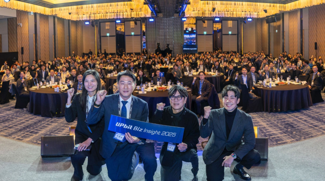 (왼쪽부터)두나무 윤선주 최고브랜드임팩트책임자(CBIO), 두나무 오경석 대표, 두나무 정민석 최고운영책임자(COO), 두나무 손혁진 법인 총괄 등이 지난 8일 서울 포시즌스 호텔에서 열린 ‘업비트 비즈 인사이트(UBI) 2025’를 개최 후 기념 촬영을 하고 있다. 두나무 제공