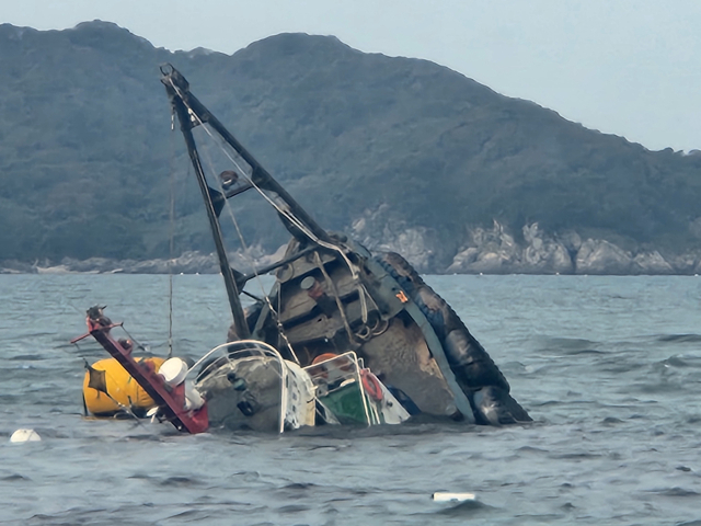 침몰한 예인선. 태안해경 제공