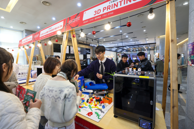 경남정보대가 지난해 12월 2일부터 이틀간 건학50주년기념관에서 개최한 ‘2025 KIT 혁신지원사업 진로·교육·취업 페스타(FESTA)’에서 참가자들이 부스를 방문해 설명을 듣고 있다. 경남정보대 제공