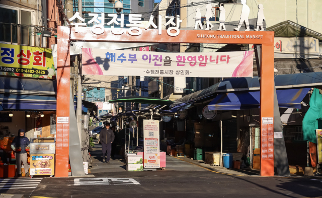 해양수산부가 세종에서 부산 동구 IM빌딩(본관)·협성타워(별관) 임시청사로 단계적 이전을 시작한 가운데 9일 이사업체 관계자들이 첫 이삿짐을 부산 본관 건물로 옮기고 있다(위). 수정동 상인들이 800명의 유동인구 유입으로 상권 활성화에 대한 기대감을 나타내고 있는 가운데, 수정전통시장에 해수부 환영 현수막이 설치돼 있다. 김종진 기자 kjj1761@