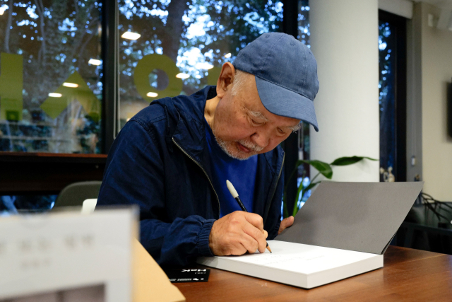 지난 9월 사진전 개관에 맞춰 부산을 찾은 강운구 사진가. 고은사진미술관 제공