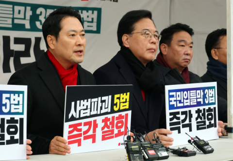 호남 가는 민주, 천막농성 돌입한 국힘…여야 ‘집토끼’ 사수 총렷