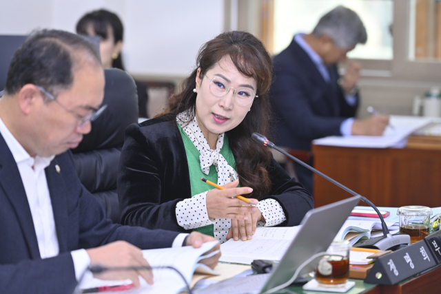 거제시의회 정명희 의원이 9일 열린 제259회 거제시의회 행정복지위원회 회의에서 발언하고 있다. 사무국 제공