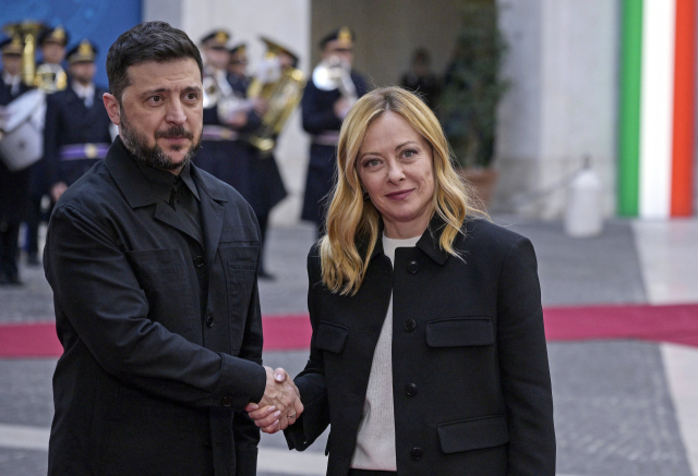 볼로디미르 젤렌스키(왼쪽) 우크라이나 대통령과 이탈리아 총리 조르지아 멜로니가 9일(현지 시간) 이탈리아 로마 키지궁에서 열린 회담 중 악수를 나누고 있다.