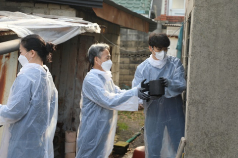법제처 직원들, 독거노인·다문화가정에 연탄과 생필품 기부