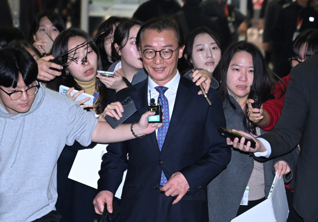 전재수 해양수산부 장관이 11일 '유엔해양총회' 유치 활동을 마치고 귀국해 취재진 질문을 받으며 이동하고 있다. 전재수 장관은 이날 사의를 표명했다. 연합뉴스