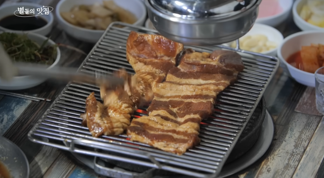 초벌 없이 숯불에 바로 구워내는 마포본가의 양념 돼지갈비. '셰프 안성재' 유튜브 캡처