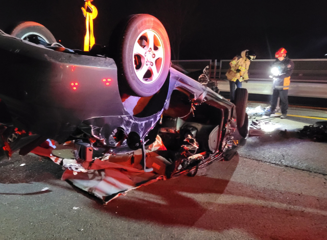 경남 진주시에서 지게차와 승용차 2대가 잇따라 추돌사고를 내면서 1명이 숨지고 2명이 다쳤다. 독자 제공