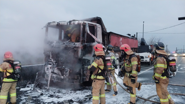경남 진주시 한 도로 갓길에 정차 중이던 덤프트럭에서 불이 나 진화 작업이 펼쳐지고 있다. 진주소방서 제공
