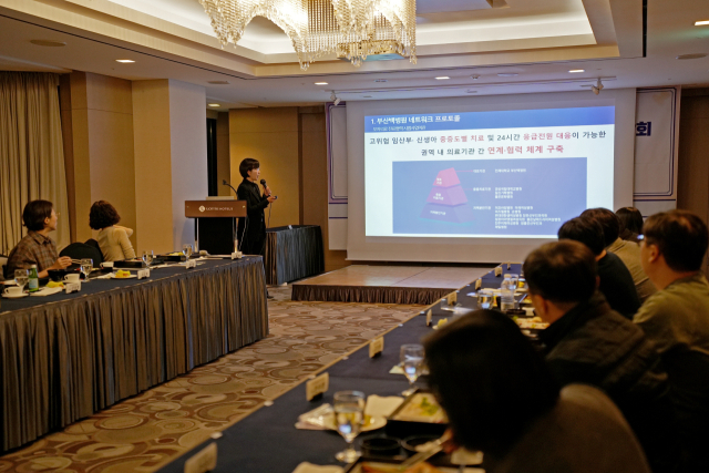 인제대부산백병원은 지난 9일 부산 서면 롯데호텔에서 모자의료 진료협력 시범사업의 연간 성과를 공유하고 앞으로의 발전 방향을 모색하기 위한 간담회를 개최했다고 11일 밝혔다. 인제대부산백병원 김영남 모자보건센터장이 사업설명과 성과를 발표하고 있다. 부산백병원 제공