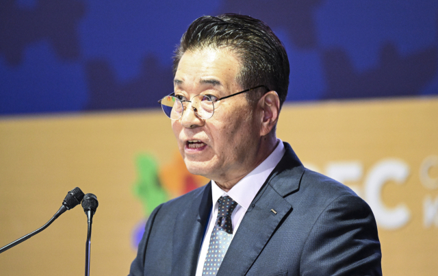 장인화 포스코그룹 회장이 30일 경북 경주 예술의전당에서 열린 아시아태평양경제협력체(APEC) 정상회의 최고 경영자(CEO) 서밋(Summit) '세션 10 : 탄력적이고 친환경적인 글로벌 공급망 구축'에서 연설하고 있다. 연합뉴스