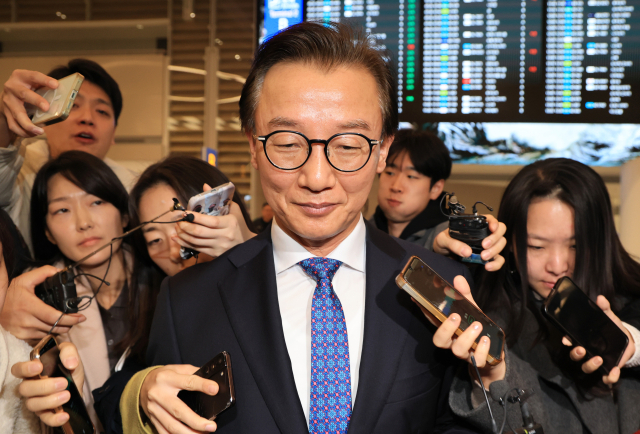 전재수 해양수산부 장관이 11일 '유엔해양총회' 유치 활동을 마치고 귀국해 취재진 질문을 받으며 이동하고 있다. 전재수 장관은 이날 사의를 표명했다. 연합뉴스