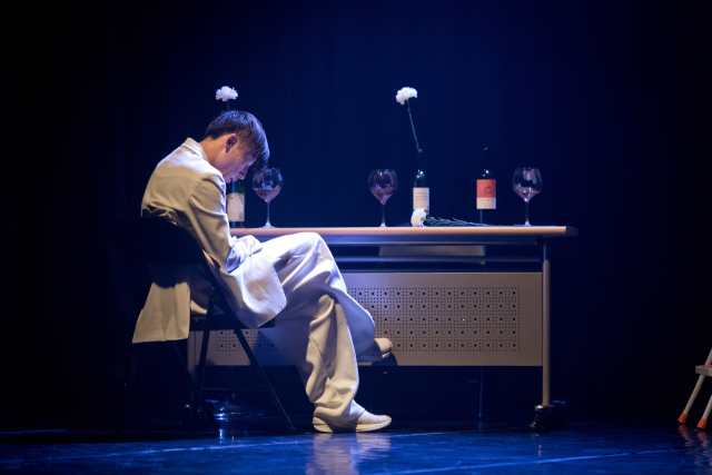 지난봄 제31회 ‘신인춤제전 젊고 푸른 춤꾼 한마당’ 무대에 올랐던 손영일 안무의 17분짜리 '페르소나' 솔로 버전 공연 모습. 손영일무용단 제공