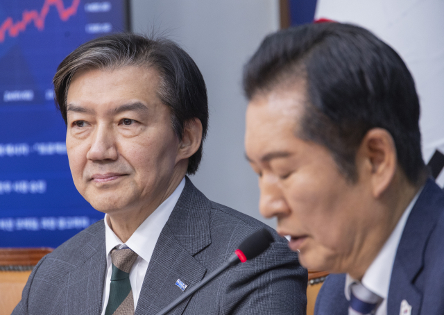 조국혁신당 조국 대표가 12일 국회에서 열린 더불어민주당·개혁진보 4당 정치개혁 연석회의에서 더불어민주당 정청래 대표의 발언을 듣고 있다. 연합뉴스