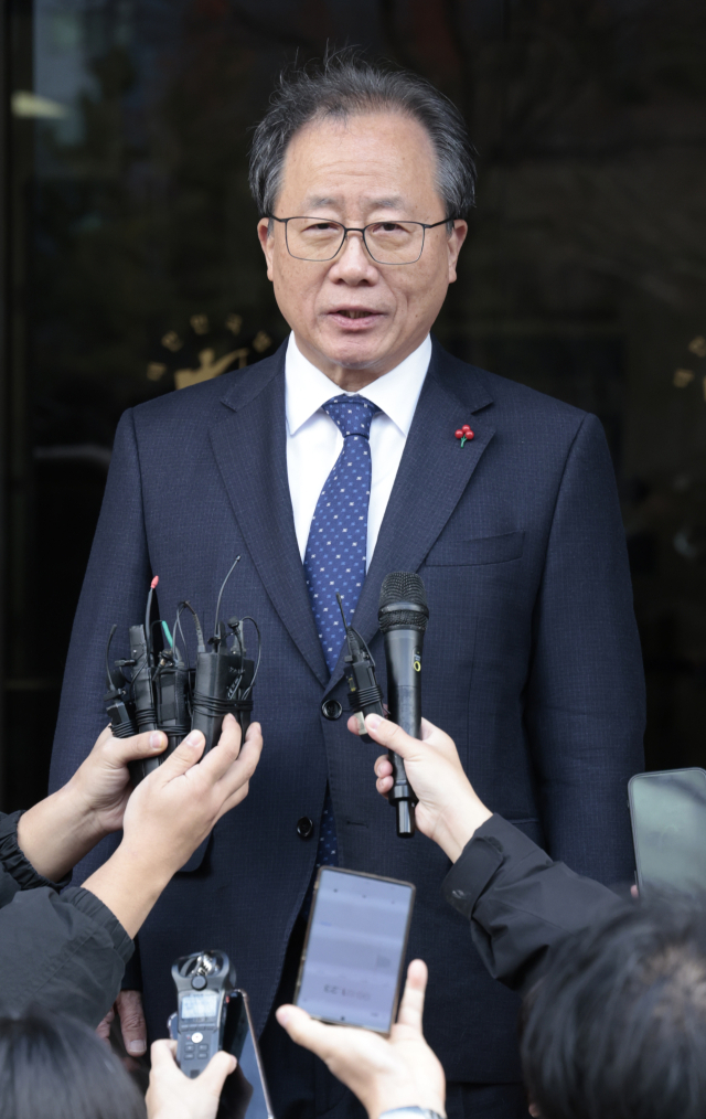 전교조 통일학교 해직 교사들을 특별 채용하도록 지시한 혐의로 기소돼 1심에서 징역 8개월에 집행유예 2년을 선고받은 김석준 부산교육감이 12일 부산 연제구 부산지법 법정을 나서며 입장을 밝히고 있다. 정대현 기자 jhyun@