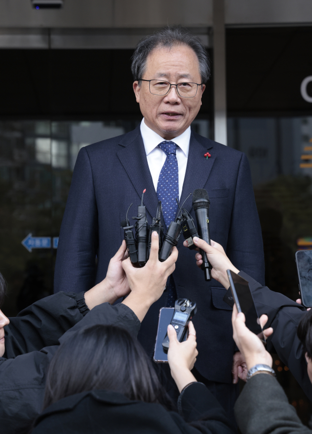 전교조 통일학교 해직 교사들을 특별 채용하도록 지시한 혐의로 기소돼 1심에서 징역 8개월에 집행유예 2년을 선고받은 김석준 부산교육감이 12일 부산 연제구 부산지법 법정을 나서며 입장을 밝히고 있다. 정대현 기자 jhyun@