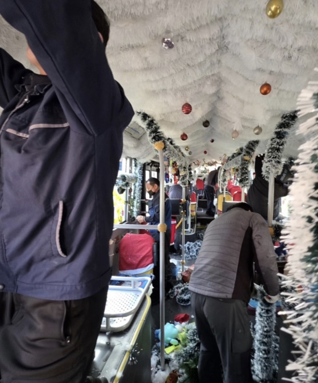 11일 대진여객 소속 187번 산타버스 장식을 급히 철거 중인 모습. 주형민 씨 제공