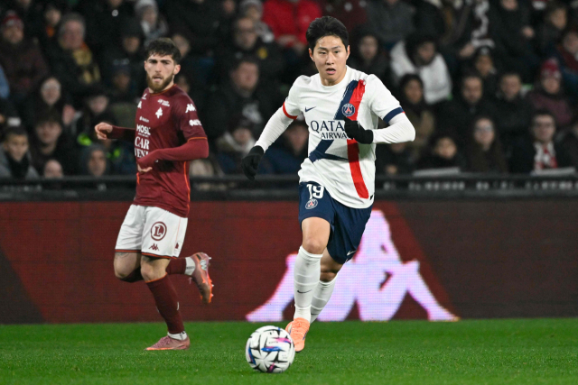 파리 생제르맹(PSG)의 이강인이 14일(한국 시간) 프랑스 메스의 스타드 뮈니시팔 생 심포리앵에서 열린 2025-2026시즌 프랑스 리그1 FC메스와의 경기에서 드리블을 하고 있다. AFP·연합뉴스