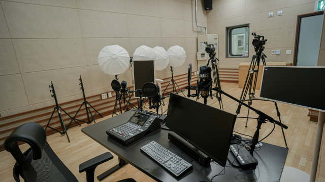 17일 개관하는 서부산영상미디어센터 내 1인 미디어실 모습. 서부산영상미디어센터 제공