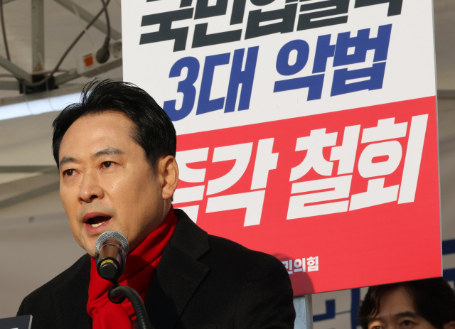 국민의힘 장동혁 대표가 15일 국회 본청 앞 더불어민주당의 쟁점 법안 추진을 저지하기 위한 천막 농성장에서 열린 최고위원회의에서 발언하고 있다. 연합뉴스