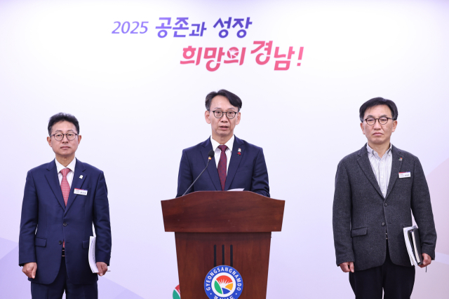 김명주(가운데) 경남도 경제부지사가 15일 브리핑룸에서 SMR 산업 육성을 위한 정부 건의안에 대해 설명하고 있다. 경남도 제공