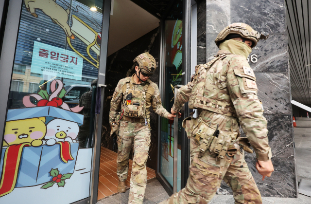 지난해 12월 15일 경기 성남시 분당구 카카오 판교아지트 건물에 폭파 협박이 있었다는 사측의 신고가 접수돼 경찰과 군이 수색에 나섰다. 카카오는 만일의 상황에 대비해 전 직원을 재택근무로 전환토록 했다. 사진은 수색작업이 진행 중인 카카오 판교아지트. 연합뉴스