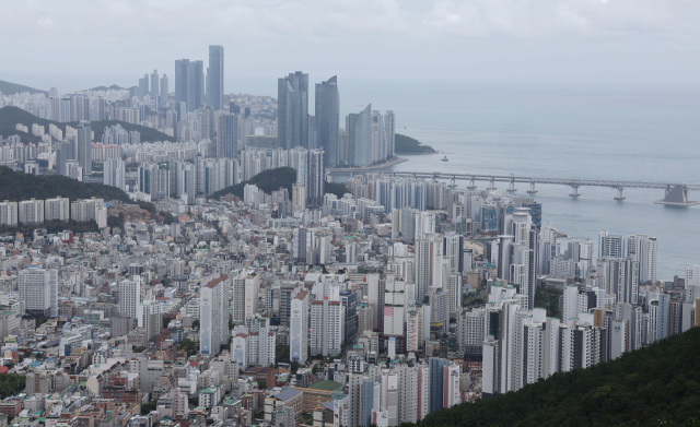 부산 아파트 가격이 상승하며 아파트 구입 시기에 대한 관심이 커지고 있다. 부산 수영구와 해운대구 일대 아파트 단지 전경. 정종회 기자 jjh@
