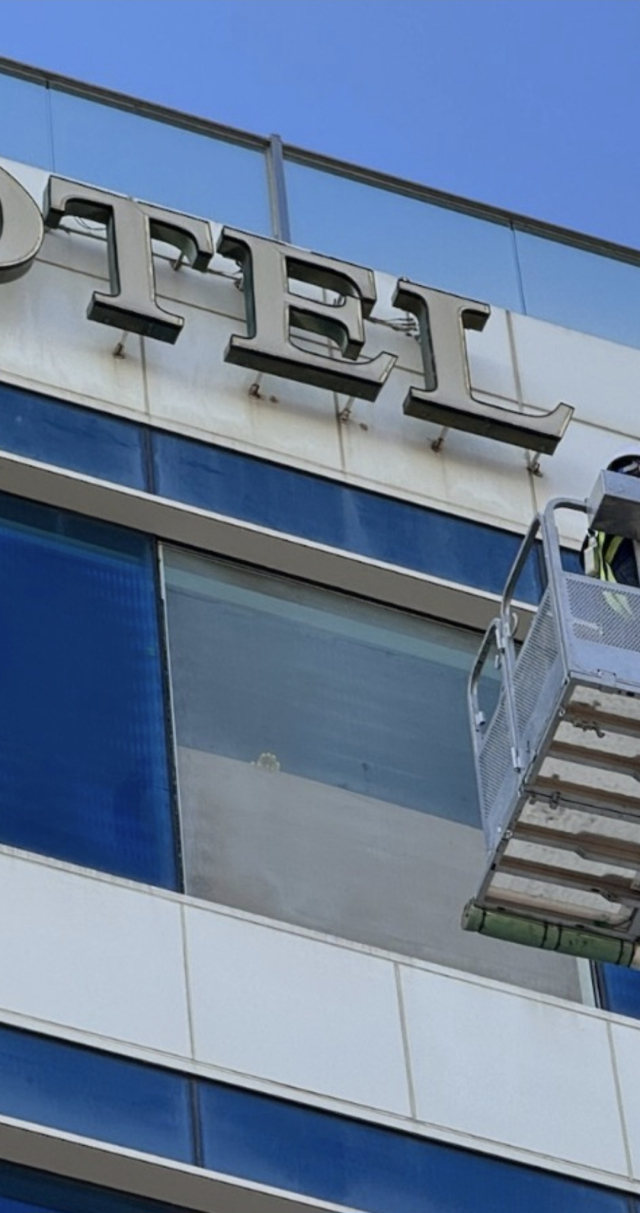 15일 부산 수영경찰서에 따르면 이날 오후 1시 45분께 ‘광안동 한 호텔 8층 외부 유리창이 파손될 우려가 있다’는 내용의 신고가 접수됐다. 경찰은 현장으로 출동해 약 2시간 동안 일대 인도와 도로를 통제했다. 부산 수영경찰서 제공.