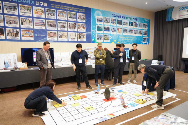 ‘바다지기 및 바다꾸러기’의 2025년 활동 성과물을 관람하고 있는 모습. 한국해양재단 제공