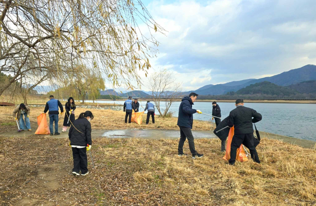 섬진강 하구 정화활동을 하고 있는 모습. 한국해양재단 제공