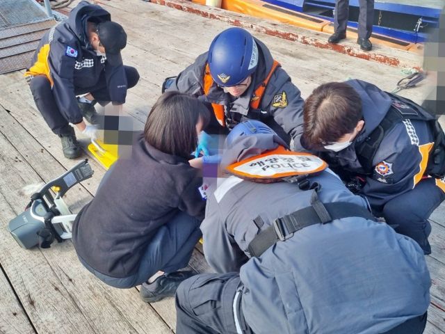 16일 오전 10시 50분께 통영시 한산면 용호도 인근 해상에서 물질하던 60대 해녀가 의식불명 상태로 발견돼 병원으로 이송됐지만 숨졌다. 통영해양경찰서 제공