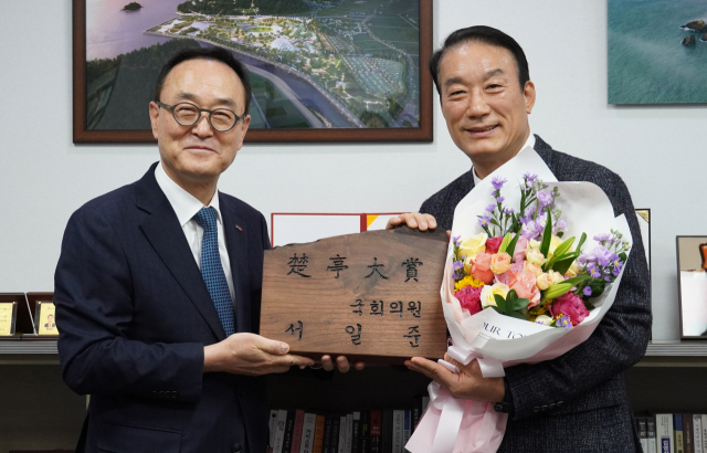 국민의힘 서일준 국회의원(오른쪽)이 소상공인 권익 보호와 민생경제 활성화에 기여한 공로로 소상공인연합회가 수여하는 ‘초정대상’을 받았다. 의원실 제공